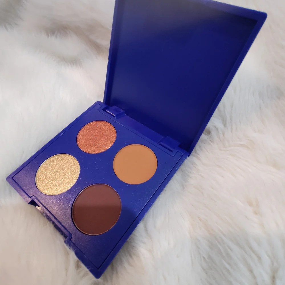 Tresluce Beauty Vibrant Eyeshadow Palette with Shimmering Gold and Warm Brown